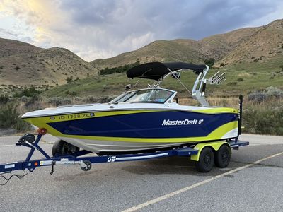2017 Mastercraft XT21 Wakesurf Boat