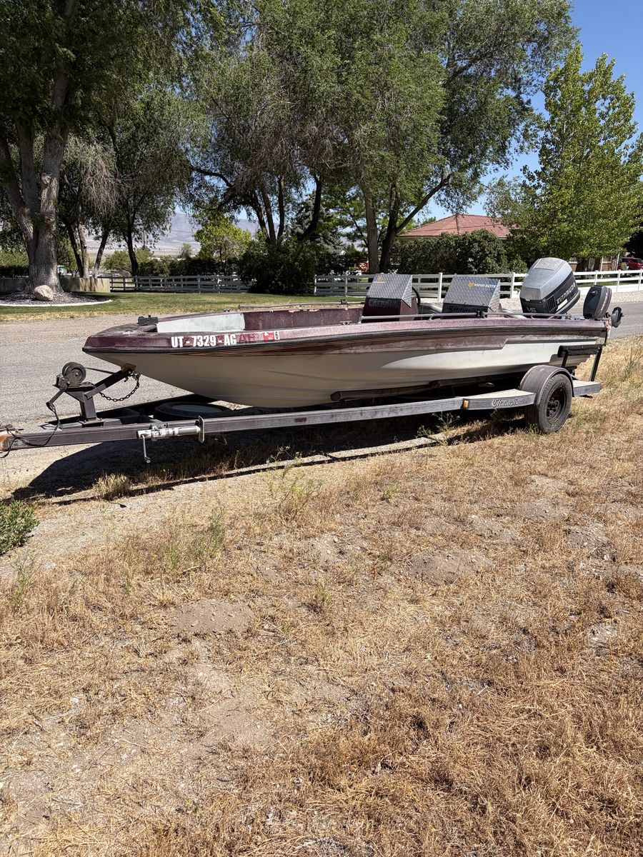 1988 Champion Bass boat