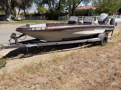 1988 Champion Bass boat