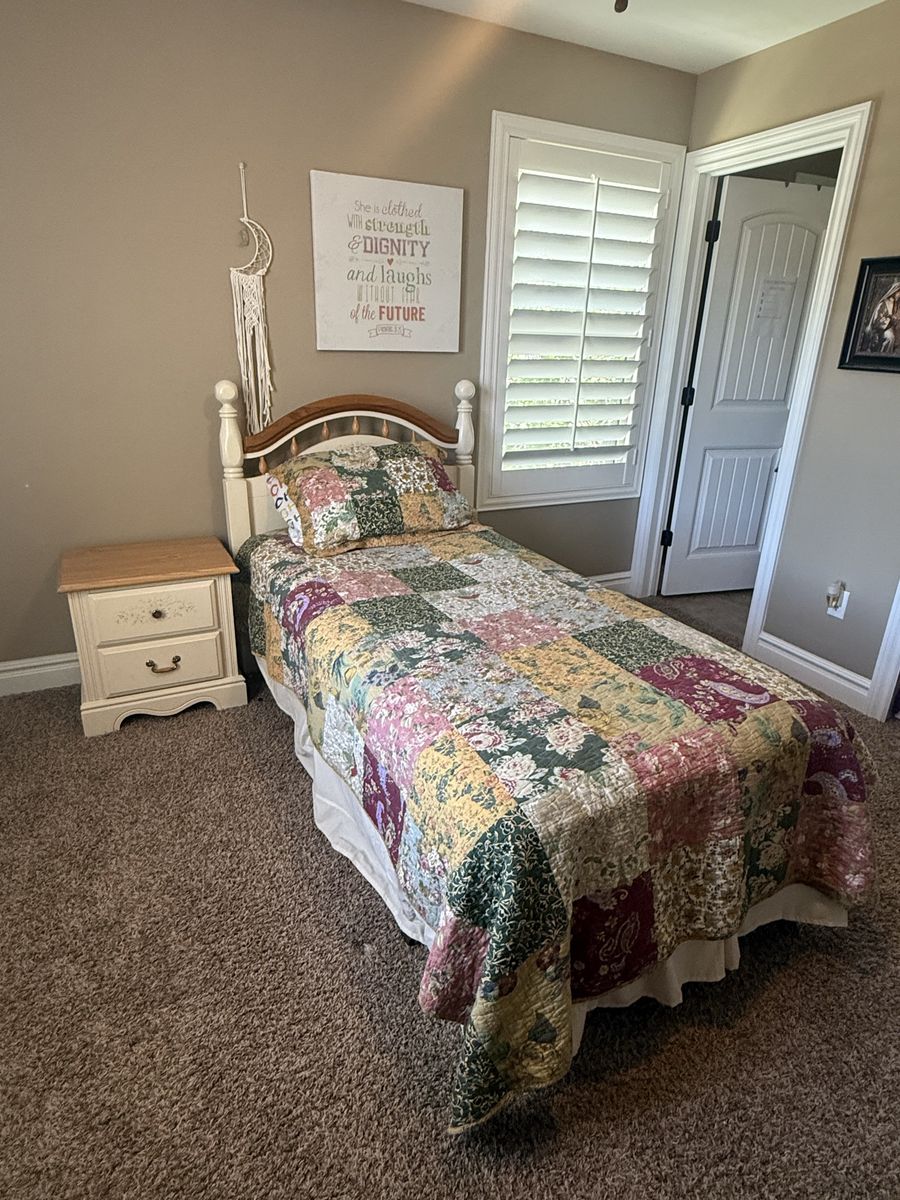 Twin Size bedroom set. Dresser, Vanity, Night Stand + mattress