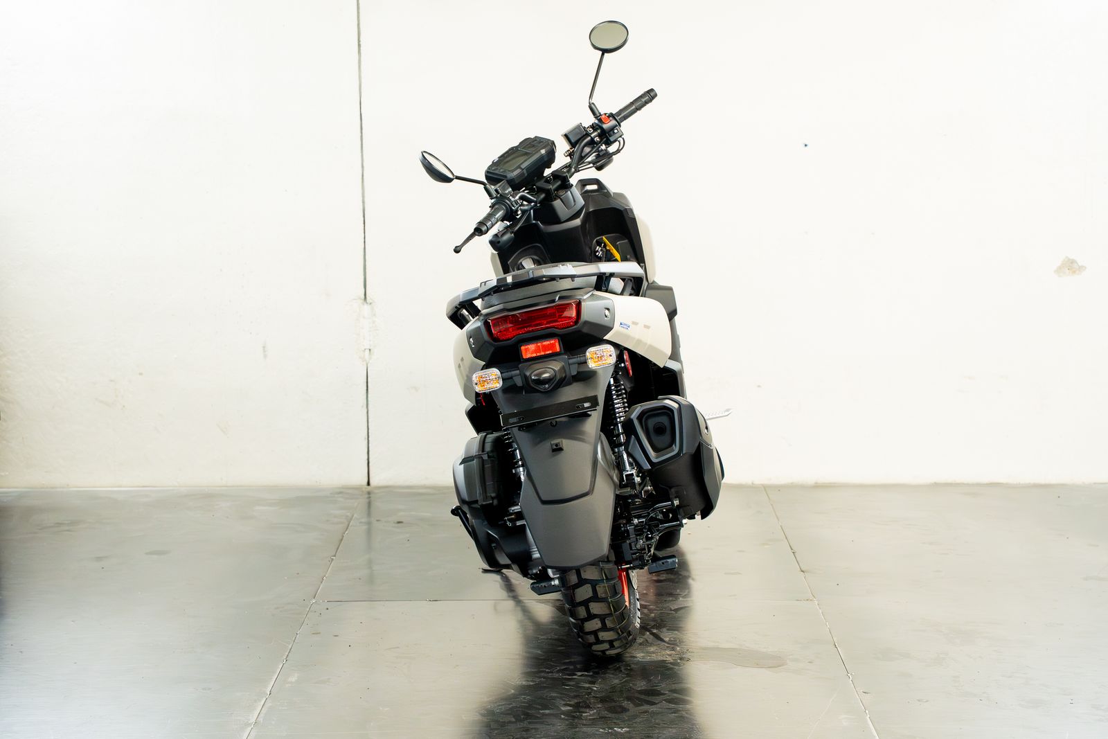 Main image 5