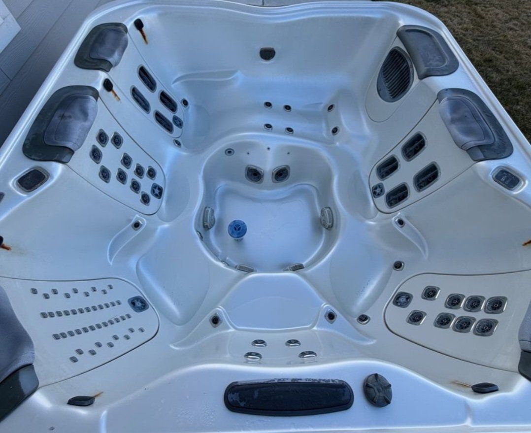 2015 Bullfrog Spas A7LSS 6-Seater Hot Tub 7'4" x 7'4" w/New JetPak Design, Lounge and More - Fully Refurbished w/30-Day Warranty