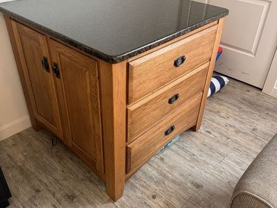 Cabinet with quartz countertop