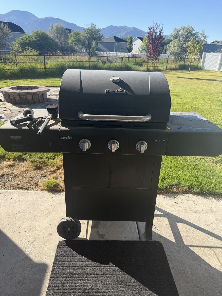 Char-Broil Advantage 3-Burner Gas Grill - Used, Black Outdoor BBQ