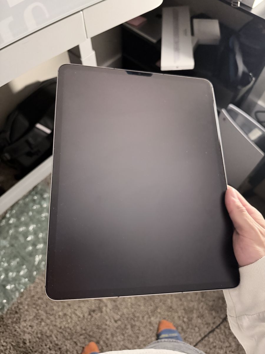 Apple iPad Pro 12.9” 6th Gen – 128GB – Wi-Fi + Cellular