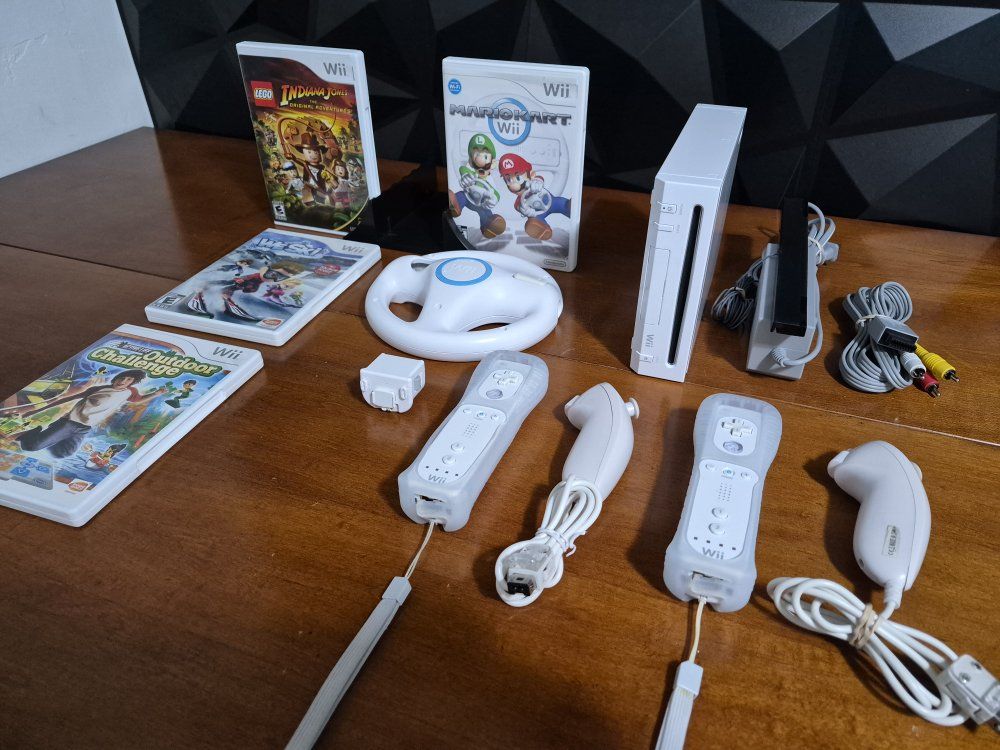 Nintendo Wii Console White, Controllers, Accessories & 4 Great Games! Tested. Excellent Conditions!