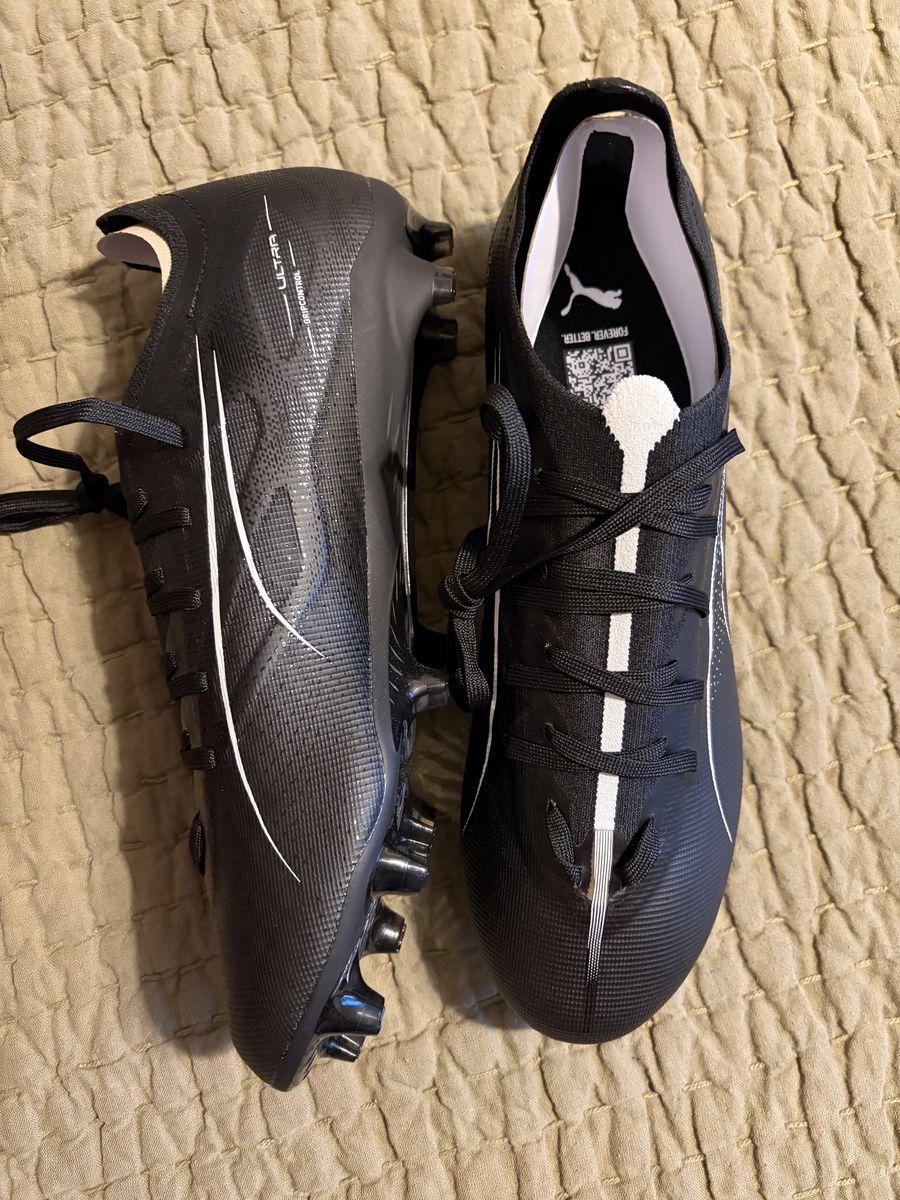 Soccer cleats - boys size 9