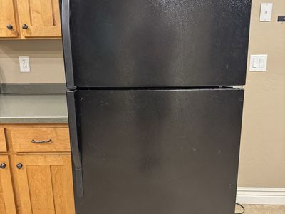 Maytag MTF2142EEB01 21 cu. ft. Black Top-Freezer Refrigerator - Excellent Condition