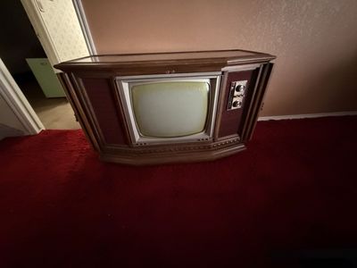 Vintage 1970s Sylvania 25” Color Console TV – Wood Cabinet – Model 25LC138P In Provo $150 cash/venmo