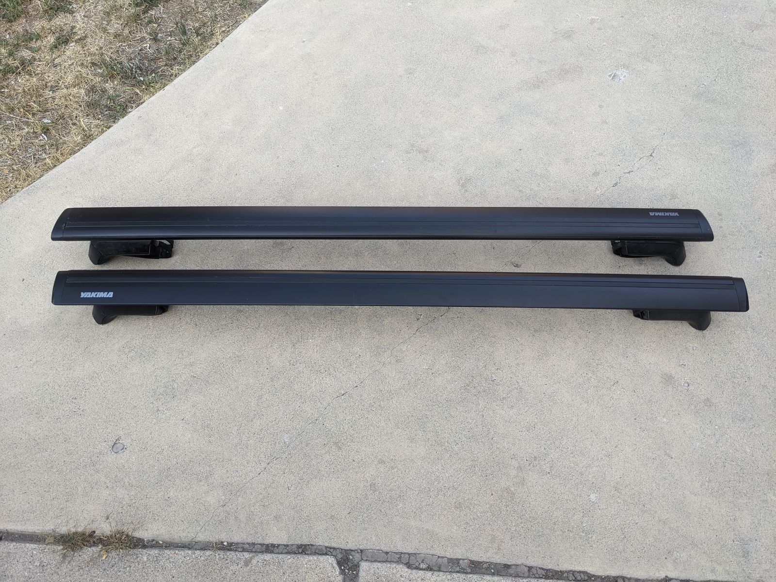 Yakima JetStream Roof Rack Crossbars with Mounting Towers - Black Set of 2