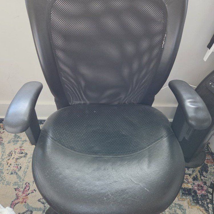 FREE Computer chair with wheels