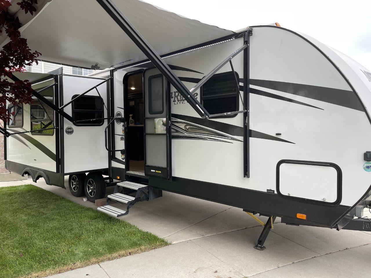 2018 Mesa Ridge Lite MR2910RL - $21,500 – Solar Equipped and Garage Kept!