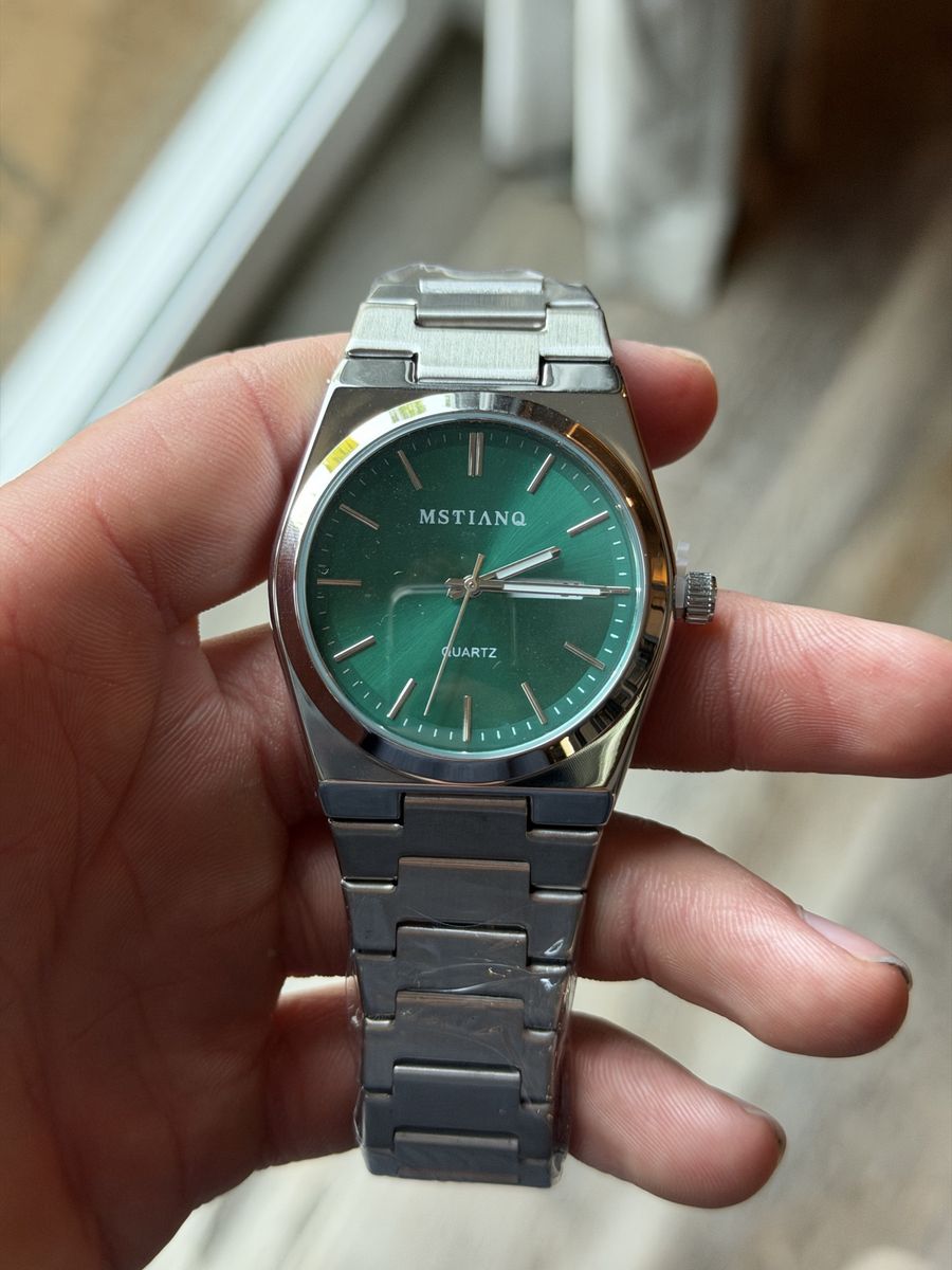 Men’s Stainless Steel Green Dial Watch – Minimalist Luxury Style