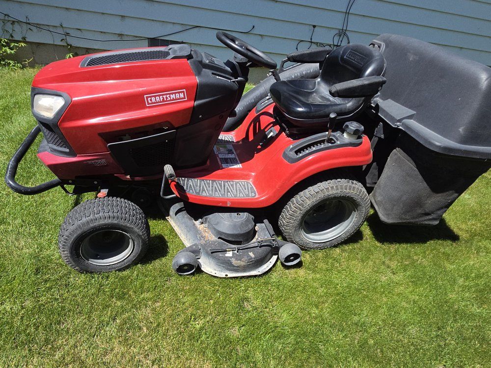 CRAFTSMAN RIDING LAWN MOWER WITH TRIPPLE BAGGER