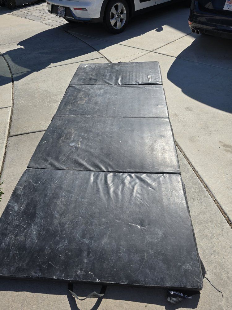 aprox* 10'x4' tumbling mat