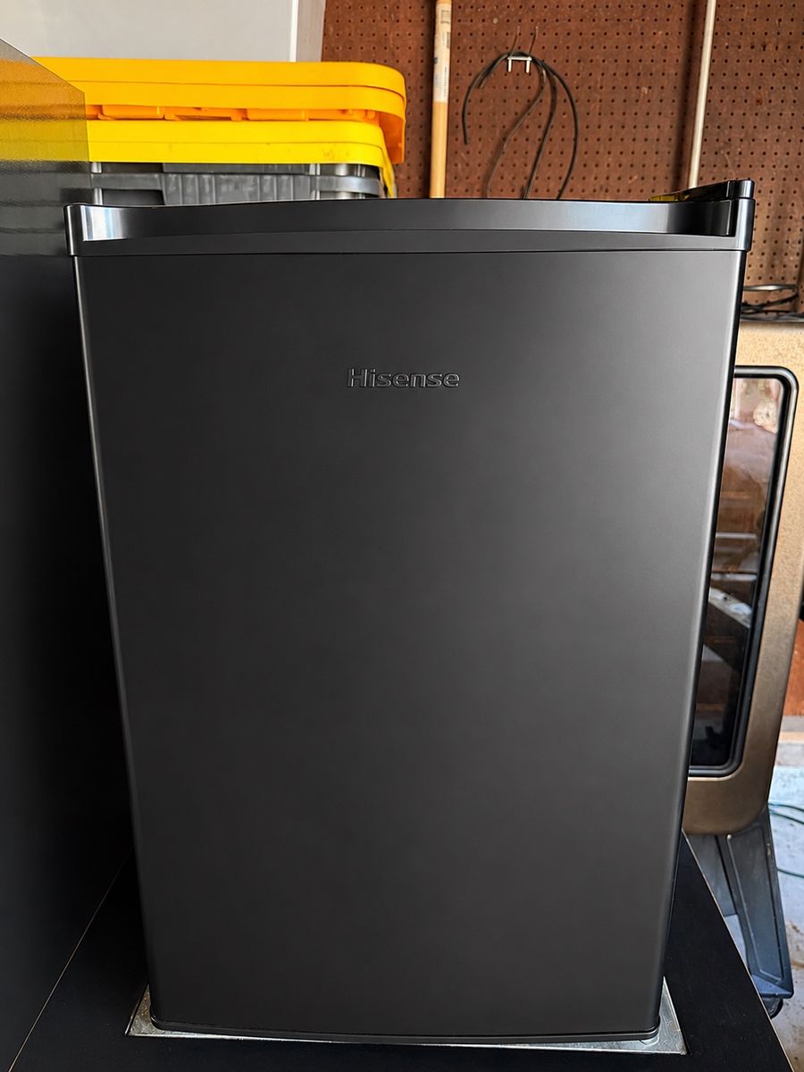 Hisense 2.7 Cu. Ft. Mini Refrigerator – Black – Excellent Condition