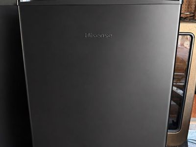 Hisense 2.7 Cu. Ft. Mini Refrigerator – Black – Excellent Condition