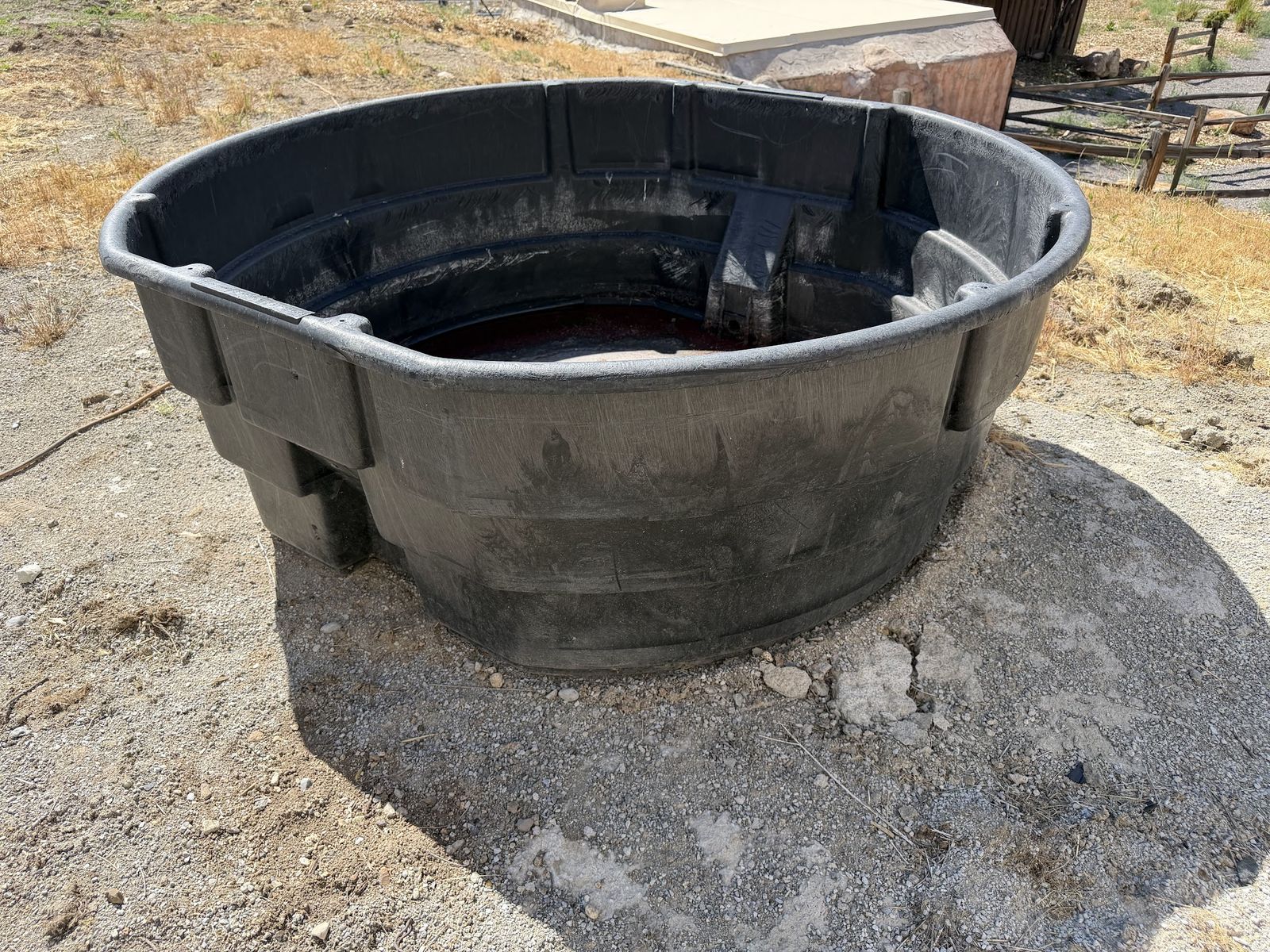 Rubbermaid Commercial Products 300 Gallon Stock Tank - Durable Plastic Water Trough