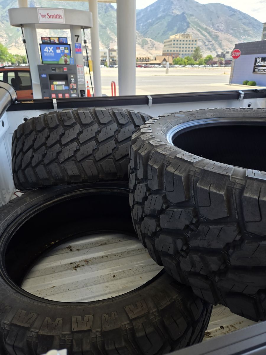 33x12.50r22 4 tires