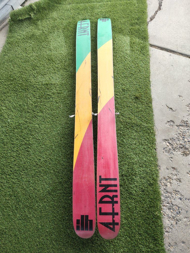 skis