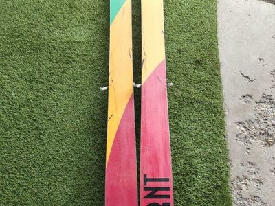 skis