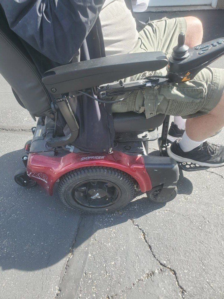 SHOPRIDER MOBILITY SCOOTER W/ BATTERY & REMOTE