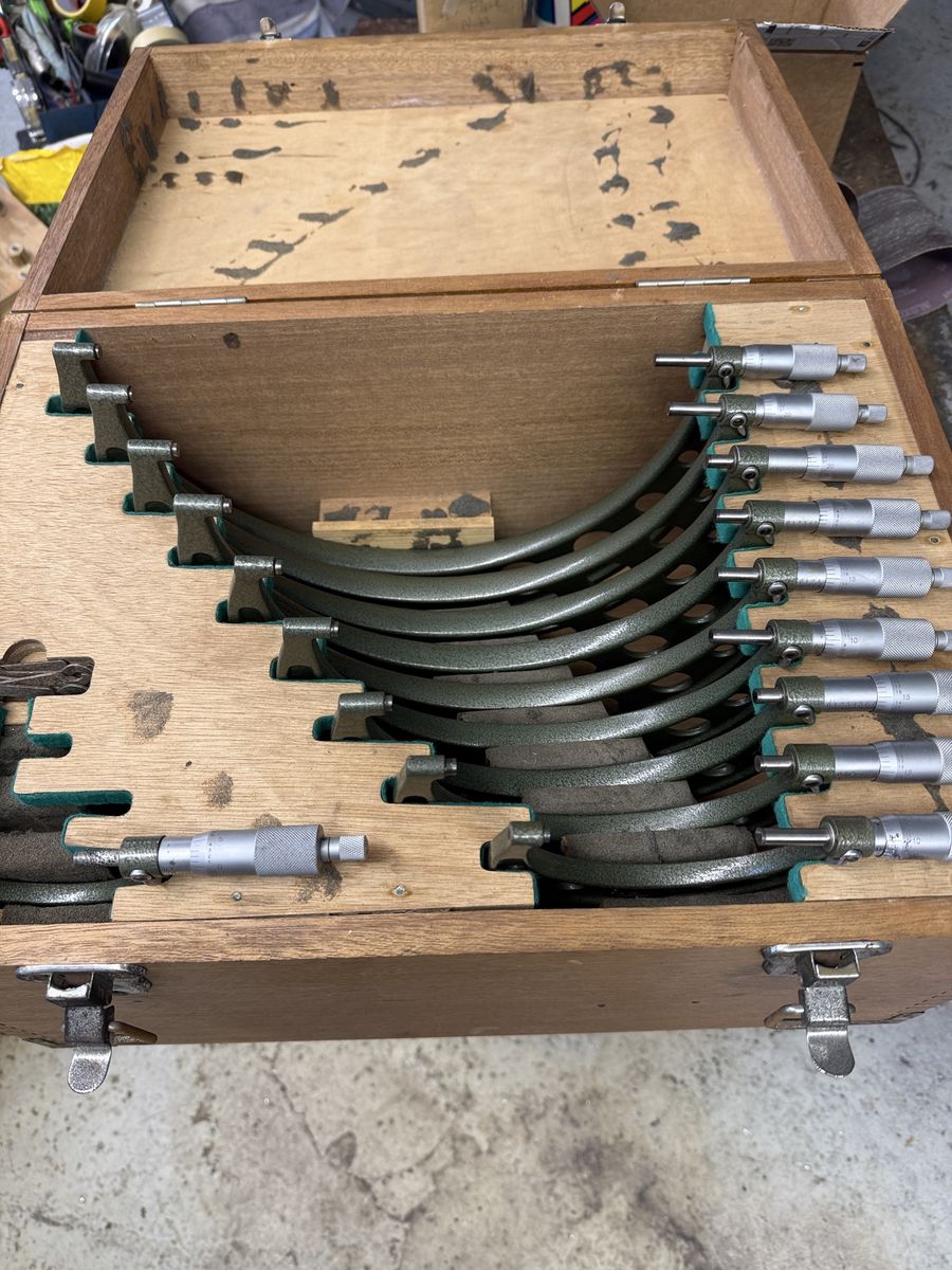 Micrometer set with standards