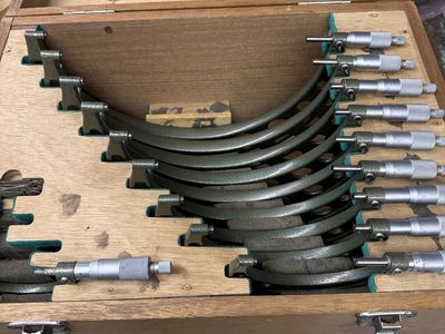 Micrometer set with standards