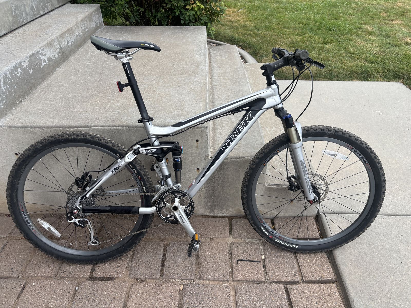 26 Inch Medium Silver Trek