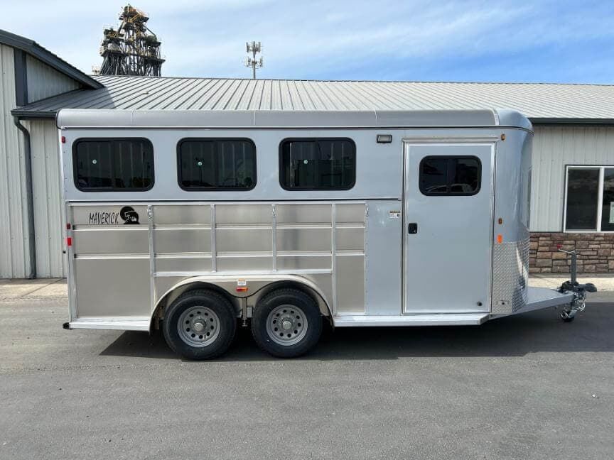 2026 Maverick Trailers Maverick Lite Deluxe 3 Horse Trailer with Rear Double Doors Aluminum