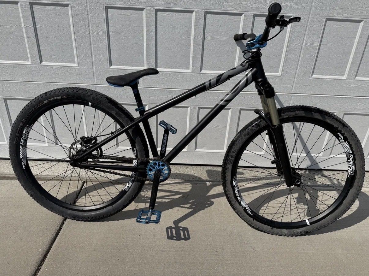 Deity Cryptkeeper V3 Dirt Jumper - Like new -
