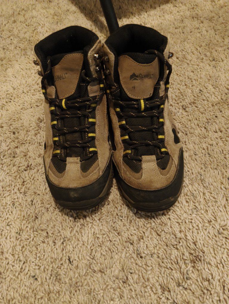 Boys size 6 hiking boots 