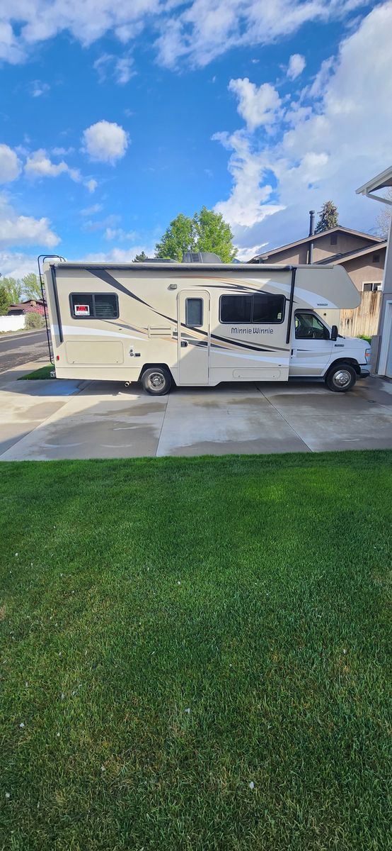 2018 Winnebago Minnie Winnie (25ft) – ONLY 25k Miles – Sleeps 6 – Adventure-Ready