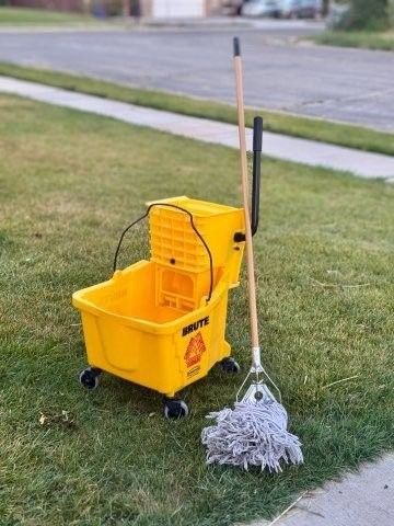 Rubbermaid Brute Commercial Mop Bucket & Wringer 8.75-gallon