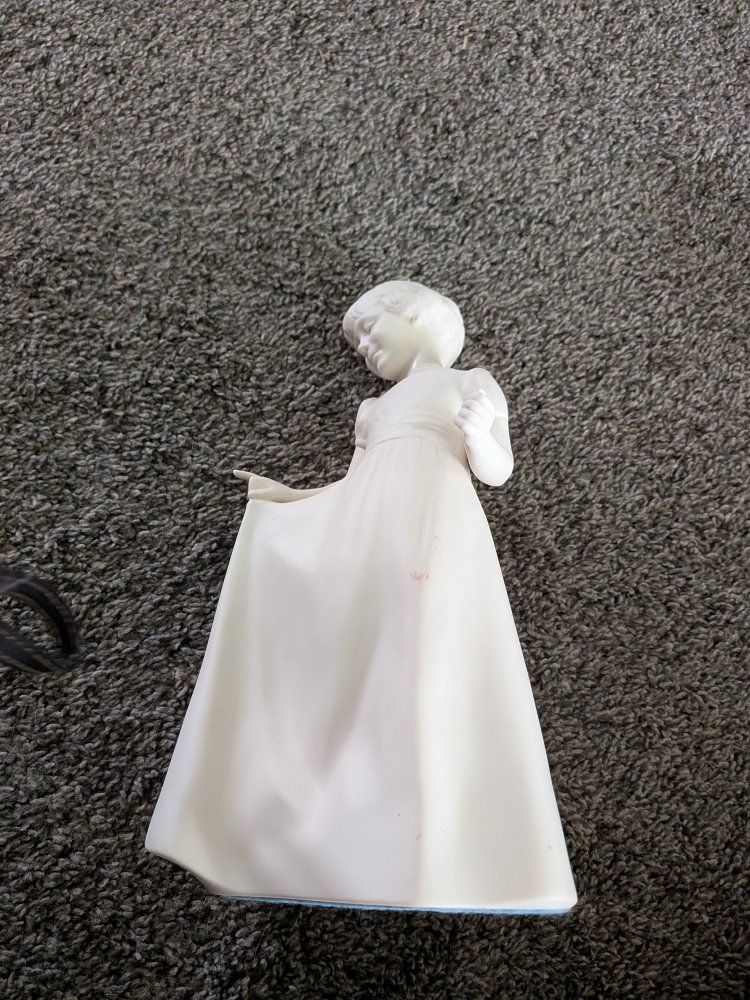 girl statue