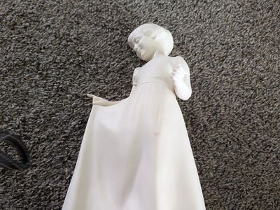 girl statue