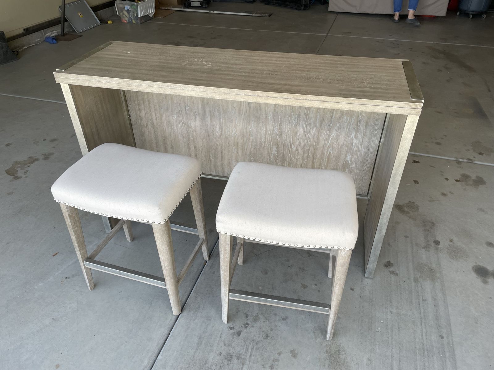 Bar desk