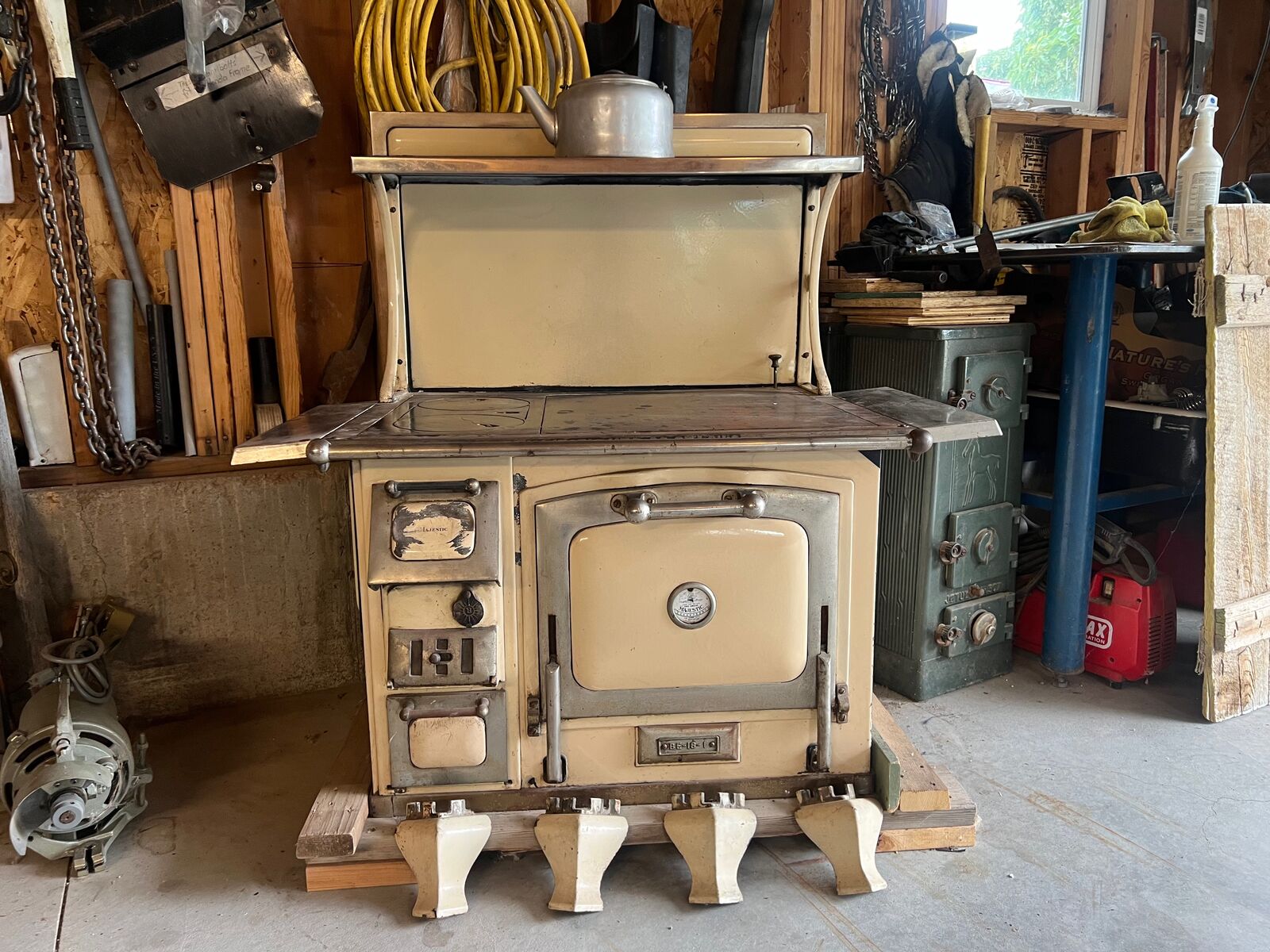 Antique Majestic DE-18_1 wood burning kitchen stove