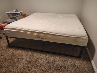 King Memory foam mattress with metal bed frMe