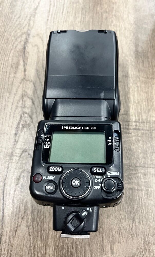 NIKON SB 700 CAMERA FLASH