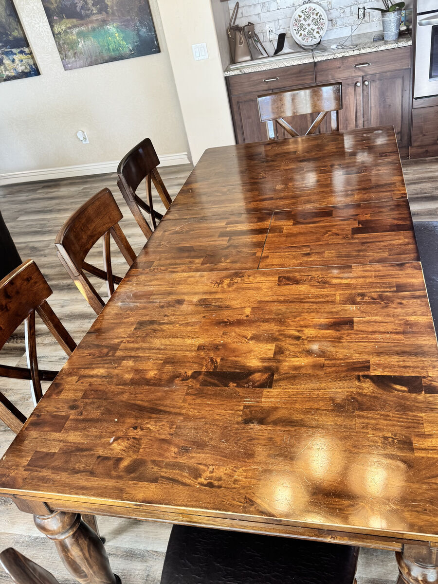 Dining table in great condition + free chairs