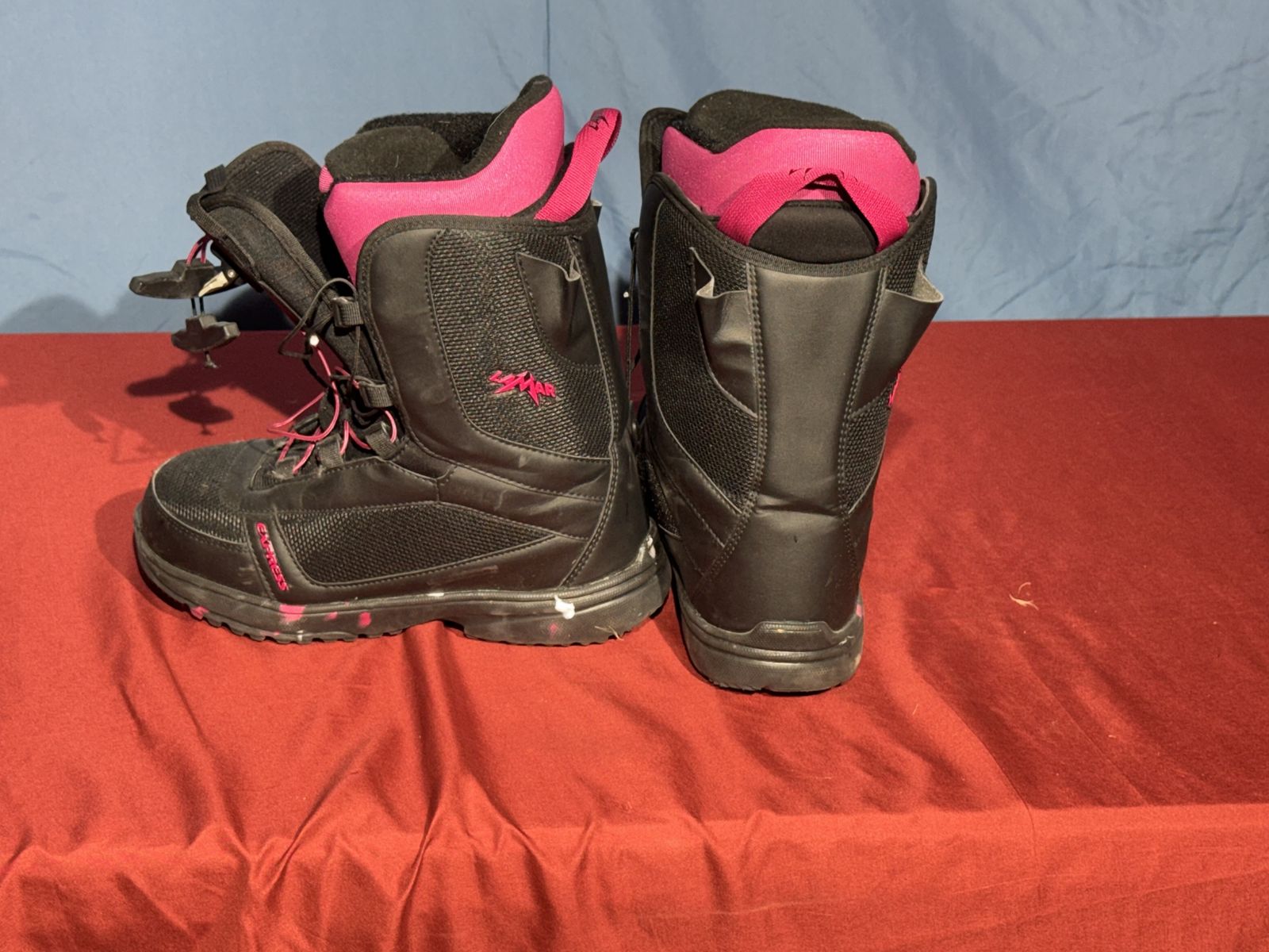 Snowboarding boots 