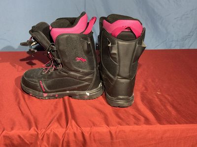 Snowboarding boots