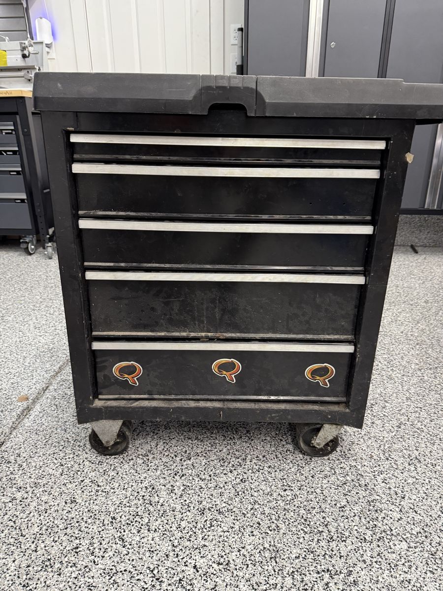 Rolling Toolchest With power Strip