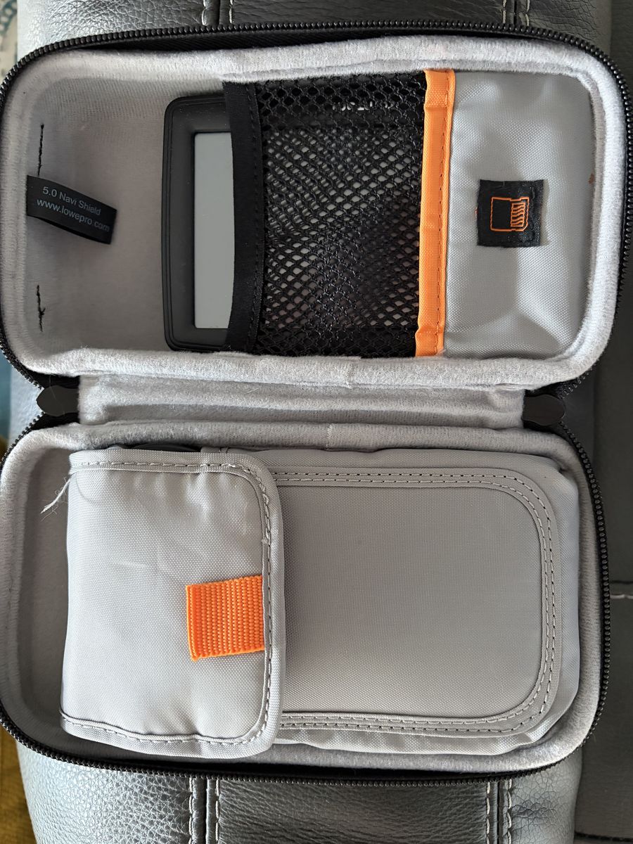 TOM TOM GPS SYSTEM W/CORDS AND CASE