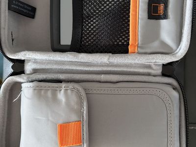 TOM TOM GPS SYSTEM W/CORDS AND CASE