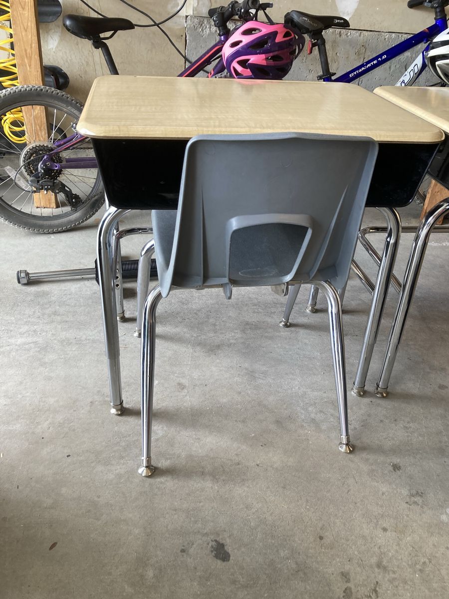4 Elementary School Desks – Great Condition – Discount for All 4