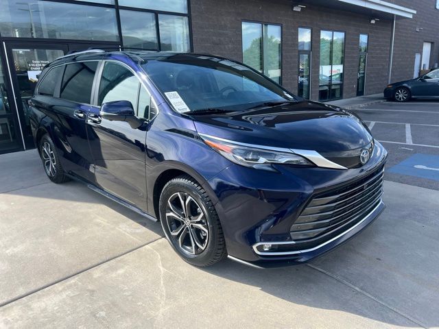 2025 Toyota Sienna Platinum 7-Passenger