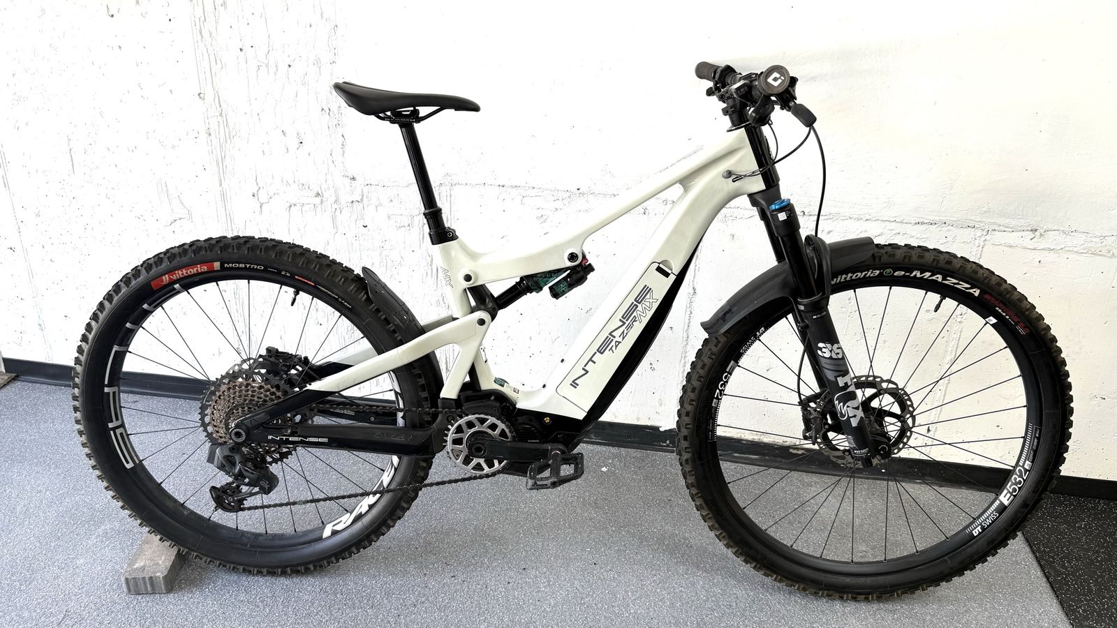 Super clean Intense Tazer carbon E bike Size Medium SRAM AXS shifting Fox 36