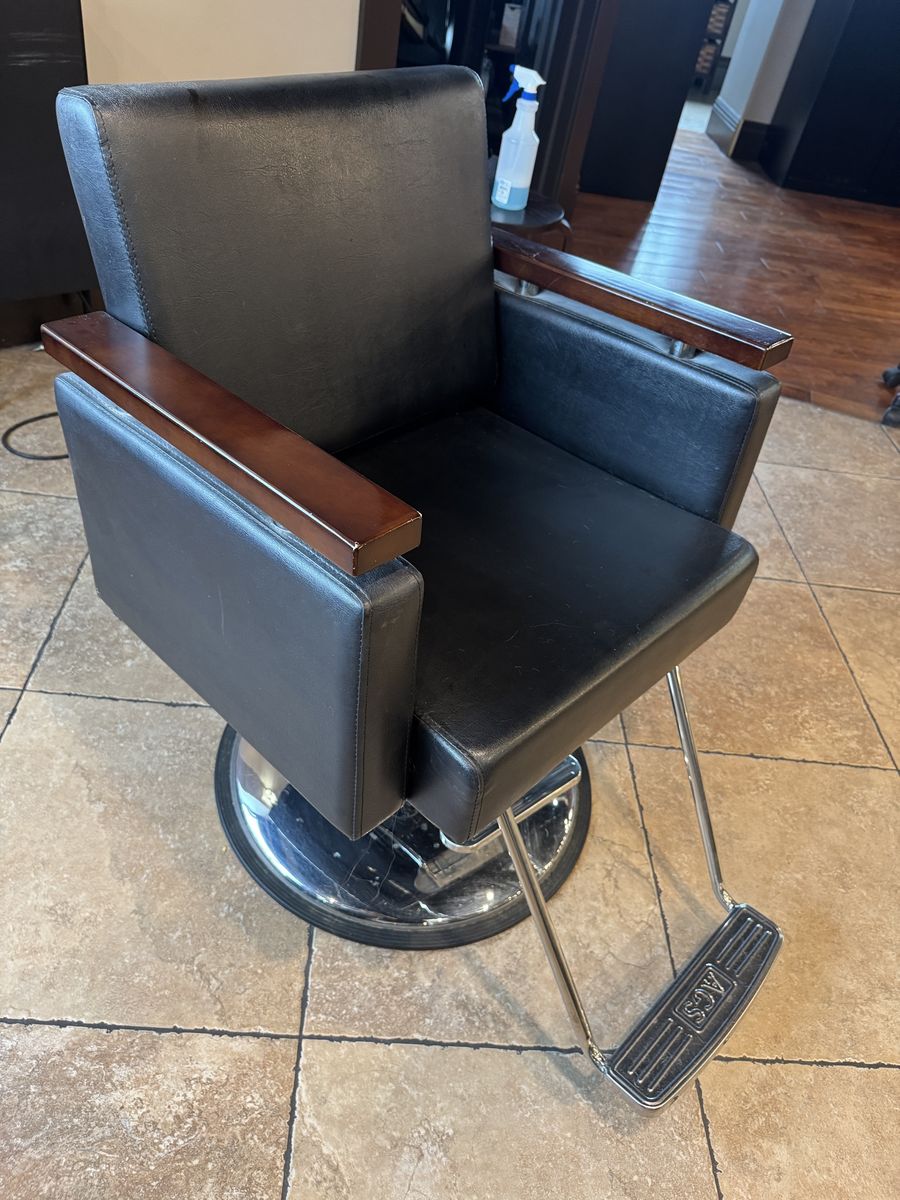 Black Salon Styling Chair with Wooden Armrests and Hydraulic Base